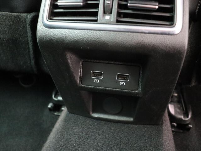 Renault MEGANE Estate TCe 140pk Techno | Trekhaak | Climate control | Achteruitrijcamera | Parkeersensoren voor en achter |