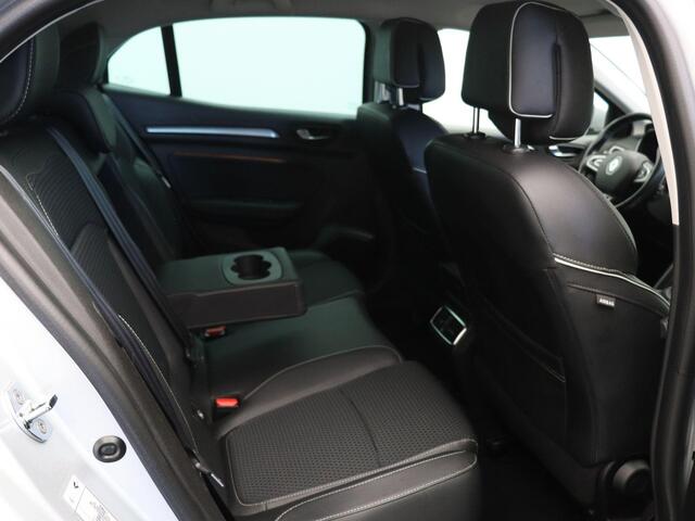 Renault MEGANE 1.3 TCe Bose | Cruise control | Stoelverwarming | Achteruitrijcamera | Climate control | Apple carplay / Android auto |