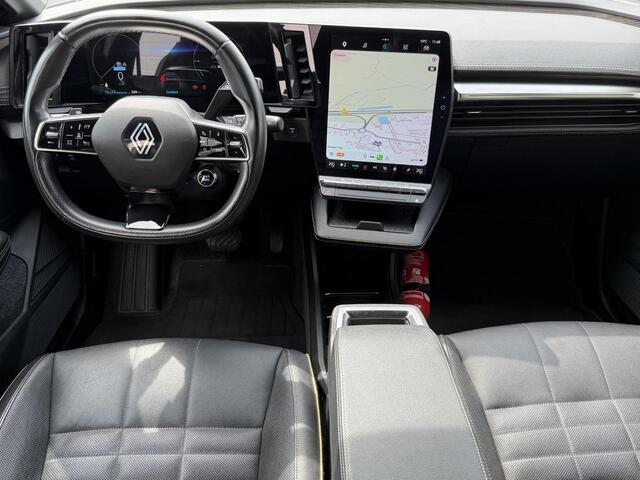 Renault MEGANE E-Tech EV60 Optimum Charge 220 Iconic Leder / SOH 94% / Warmtepomp / Camera Binnenspiegel / 360 Camera / Navigatie / Carplay / Clima / Two Tone / 20" lm
