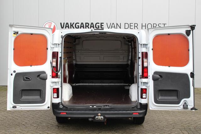 Renault TRAFIC 2.0-130pk dCi T30 L2H1. Dames en heren ondernemers opgelet ! Erg nette Renault Trafic met slechts 45.000km ! Airco, cruise control, trekhaak, laadruimte betimmerd, telefoonvoorb., bijrijdersbank, centrale vergr. afstand bediend etc, etc