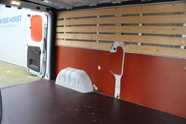 Renault TRAFIC 2.0-130pk dCi T30 L2H1. Dames en heren ondernemers opgelet ! Erg nette Renault Trafic met slechts 45.000km ! Airco, cruise control, trekhaak, laadruimte betimmerd, telefoonvoorb., bijrijdersbank, centrale vergr. afstand bediend etc, etc