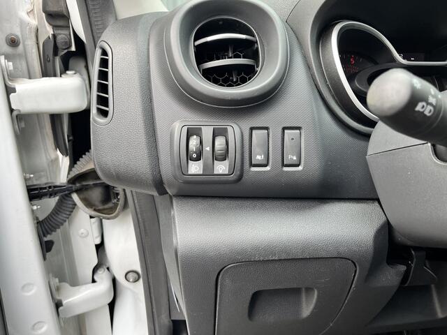 Renault TRAFIC 2.0 dCi L1H1 120pk Bouwjaar 11-11-2021 Airco Cruise controle 3-Persoons Telefoonverbinding Parkeersensoren achter Sitebars 1e eigenaar Euro 6 Dealer onderhouden