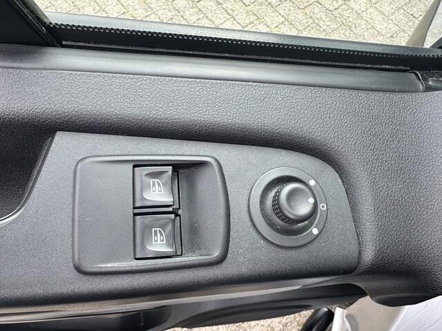 Renault TRAFIC Passenger 1.6 dCi L2 9 persoons 21.950 incl.BTW/BPM Airco,Cruise,Navi,Pdc,Trekh