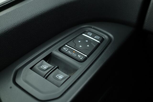 Renault TRAFIC 2.0 dCi L2H1 N-Connecta | Dubb. Cabine | 6 pers. | Navi | Camera | Trekhaak | Cruise
