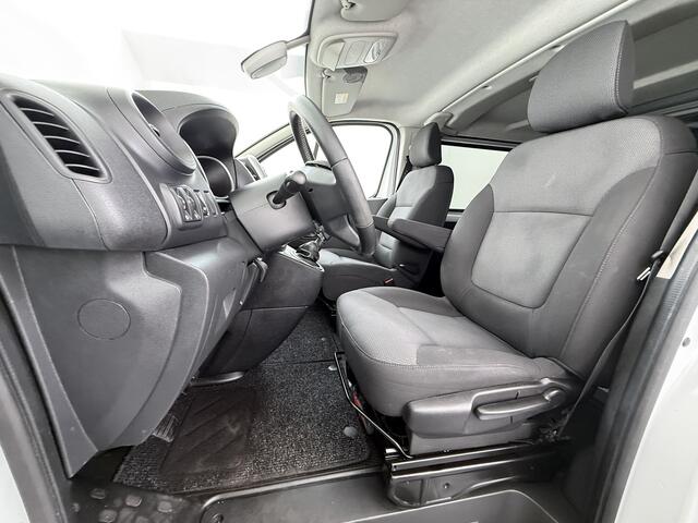 Renault TRAFIC 2.0 dCi 120 T29 L2H1 Dubbele Cabine Trekhaak Camera Navi Ecc Cruise Control Pdc DAB Business Euro 6 Betonplex Vloer Wandbetimmering Regen-Lichtsensor 2.000kg Trekgewicht 1e Eigenaar 5-Persoons