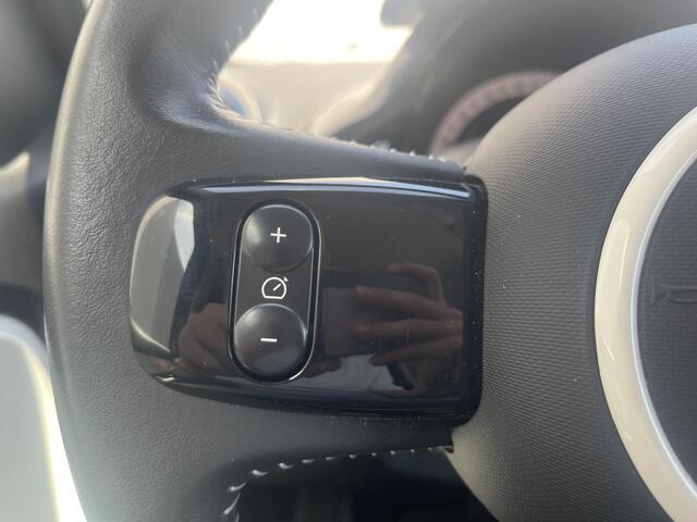 Renault TWINGO TCe 90 Intens / Automaat / All Season Banden / 1e Eigenaar / Achteruitrij Camera / Full-Map Navigatie / Multimedia Scherm / Electronic Climate Control / Cruise Control / Lichtmetalen Velgen 16" /