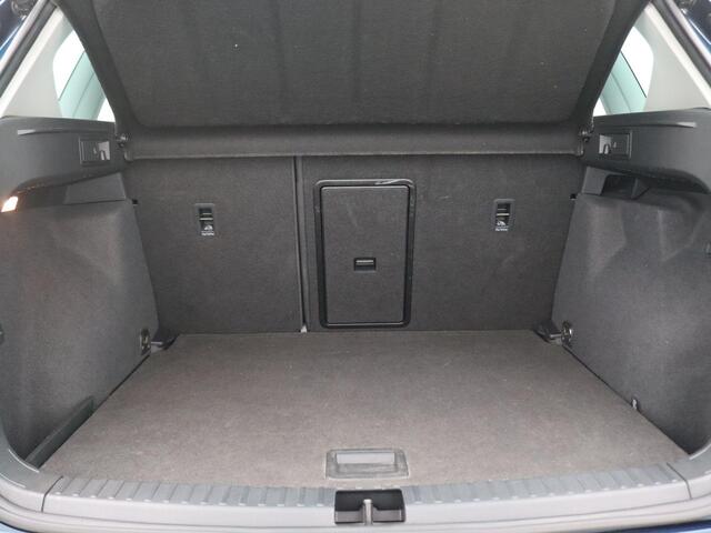 Seat ATECA 1.5 TSI Style Business Intense 150PK Trekhaak, Achteruitrijcamera, Keyless, Digital Cockpit, Voorruitverwarming, Stoelverwarming, Side Assist, 17" LM Velgen, Adaptieve Cruise Control