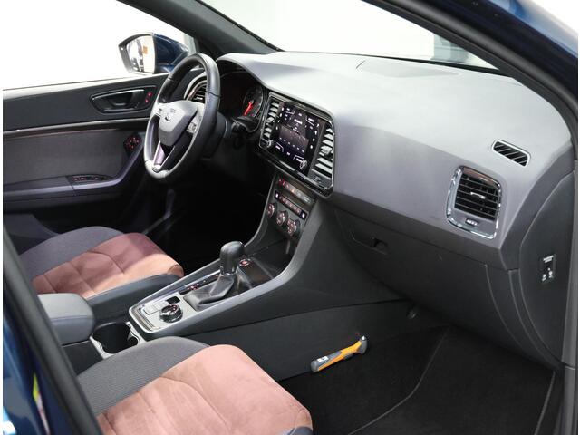 Seat ATECA 150PK Xcellence Intense | 1ste eigenaar | AppleCarPlay/AndroidAuto | Climate Control | Stoelverwarming | Trekhaak | 360'Camera | Glazen dak | LED lampen | Keyless | 18"LMV | AUTOMAAT | Isofix | Privacy Glass | Elektrische achterklep |