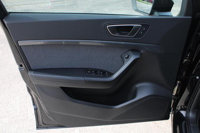 Seat ATECA 1.5 TSI ACC, Carplay, Full-LED, Parkeer assistent, Achteruitrijcamera, NAVI, Climate control, Parksens. V en A, 17" LMV