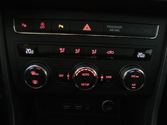 Seat ATECA 1.0 EcoTSI Style Business Intense | Wegklapbare Trekhaak | Camera | Apple Carplay/ Android Auto | Nederlandse Auto |