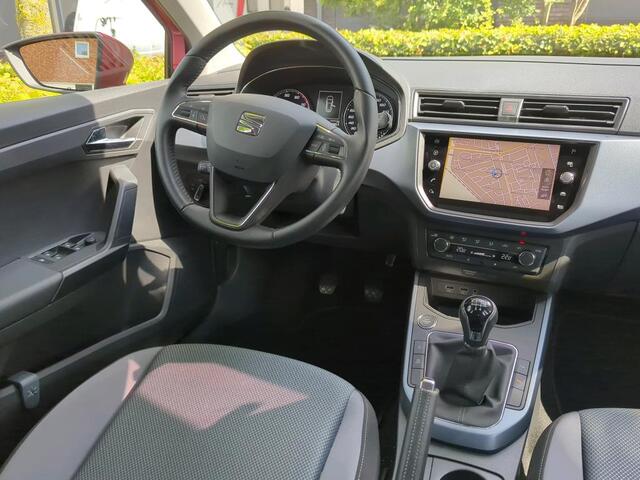 Seat Arona 1.0 TSI 95pk Style Business Intense / Zwart Dak / Navigatie / Camera / Climate Control / 16" LMV