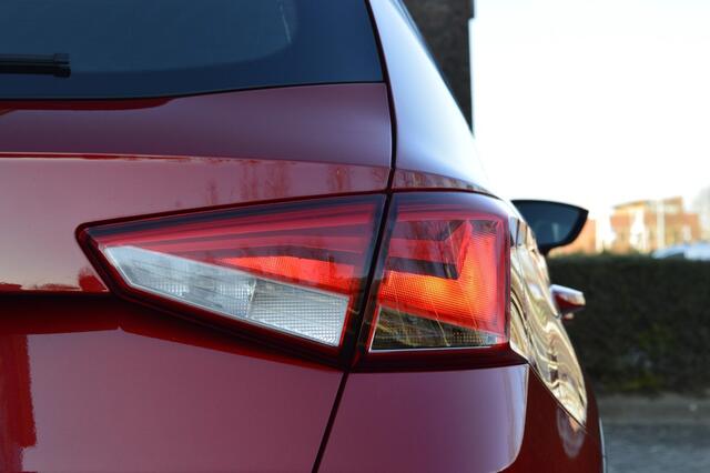 Seat Arona 1.0 TSI Style Business Intense Rijklaarprijs-Garantie Navigatie Airco Trekhaak Apple carplay