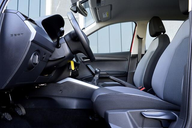 Seat Arona 1.0 TSI Style Business Intense Rijklaarprijs-Garantie Navigatie Airco Trekhaak Apple carplay