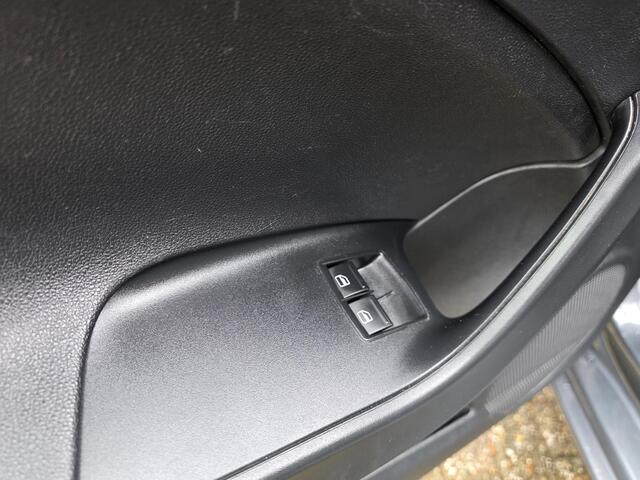 Seat IBIZA 1.0 MPI Reference **5DRS-AIRCO-BLEUTOOTH**