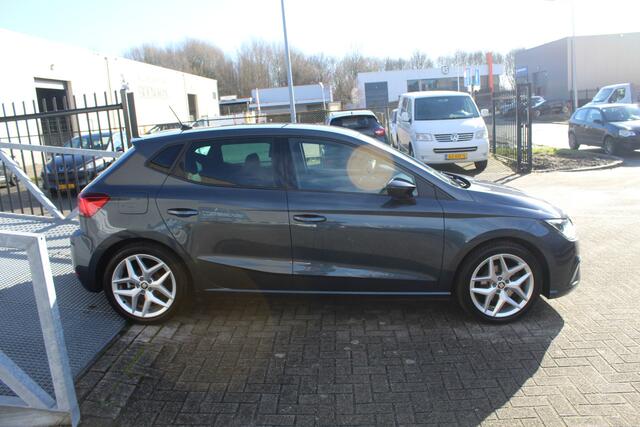 Seat IBIZA 1.0 TSI FR Apple carplay/Stoelverwarming/Climate controle/Led dagrijverlichting/Licht metalen velgen/Parkeersensoren rondom