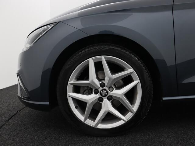 Seat IBIZA 1.0 TSI FR Business Intense Plus Apple Carplay/Android Auto, Draadloze telefoonlader, Elektrisch glazen panorama-dak, Parkeersensor voor en achter, Virtual cockpit, Voorstoelen verwarmd, Cruise control Deze SEAT Ibiza 1.0 TSI FR Business Intense Plus uit 