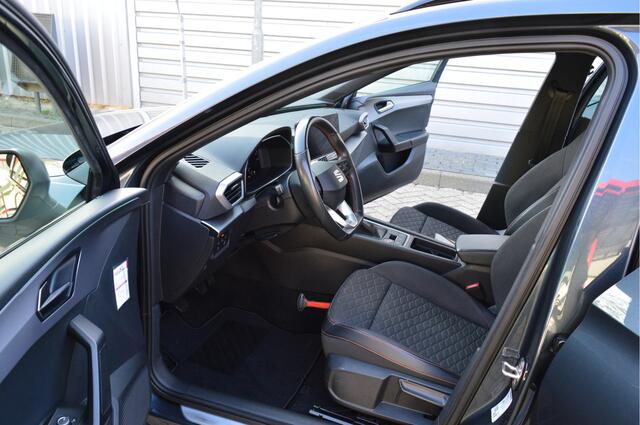Seat LEON Sportstourer 1.5 TSI FR Business Intense O.a: PDC, LED, ACC, Clima, Navi, Carplay, Etc. All-in prijs!