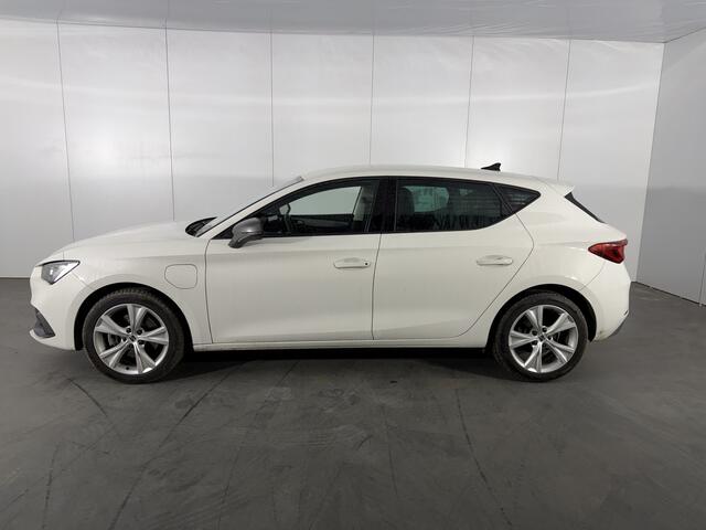 Seat LEON 1.4 TSI eHybrid PHEV FR / AUTOMAAT/ VIRTUAL COCKPIT/ STUUR+STOELVERWARMING/ PARK.SENSOREN/ ACC/ DODEHOEK/ RIJ-MODI/ NAVI/ DAB/ LED/ ISOFIX/ 17'' LMV