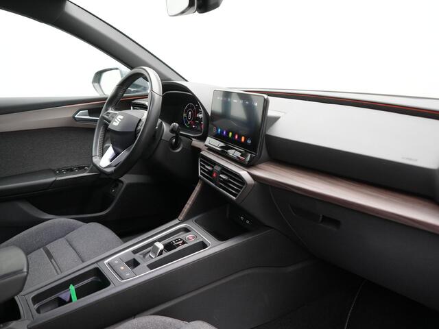 Seat LEON Sportstourer 1.4 TSI eHybrid Xcellence PHEV 204pk Dealer O.H. | Trekhaak Af Fabriek | Camera | Sportstoelen & Stuur Verwarmd | Keyless | Virtual | Navigatie | DAB | Plug In Hybrid |