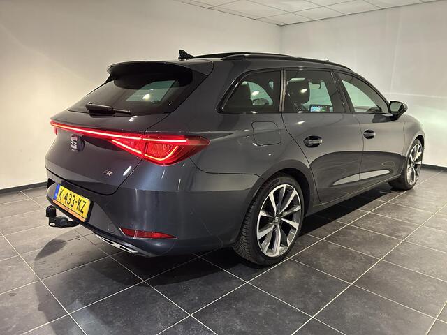 Seat LEON Sportstourer 1.5 eTSI FR Launch Edition | Panoramadak | Trekhaak | Navigatie | All-season banden |