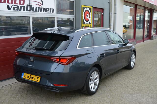 Seat LEON Sportstourer 1.5 eTSI Style Launch Edition O.a: Camera, PDC, Carplay, Navi, Clima, ACC, Etc. All-in prijs!