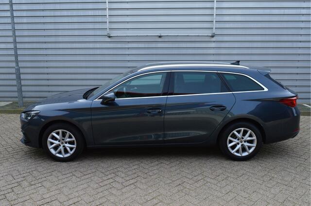 Seat LEON Sportstourer 1.5 eTSI Style Launch Edition O.a: Camera, PDC, Carplay, Navi, Clima, ACC, Etc. All-in prijs!