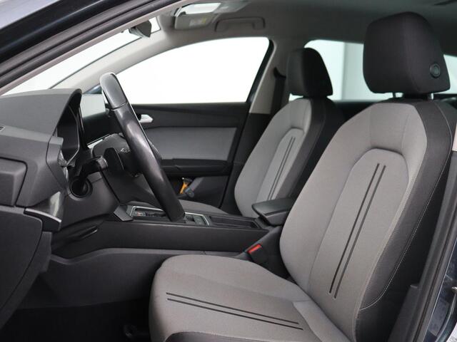 Seat LEON 1.5 eTSI Style Launch Edition | Trekhaak | Adaptive cruise | Camera | Carplay | Navigatie | DAB | Parkeerhulp | Digital Cockpit | Climate control | Bluetooth