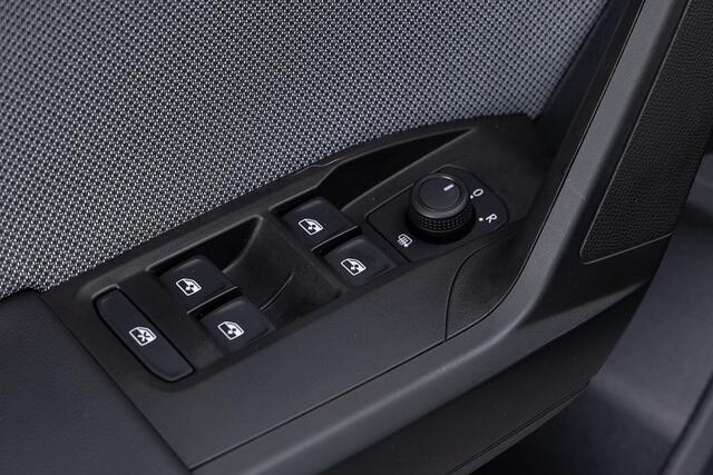 Seat LEON 1.0 eTSI Mild Hybrid Style Business Intense Automaat | NAVI | CAMERA | Apple Carplay! .