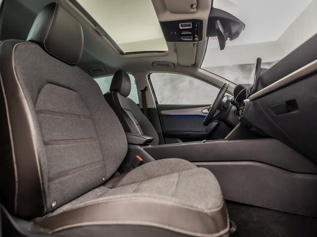 Seat LEON 1.4 TSI eHybrid PHEV Xcellence Sport 204Pk Automaat (PANORAMADAK, APPLE CARPLAY, GROOT NAVI, CAMERA, STUUR/STOELVERWARMING, SPORTSTOELEN, GETINT GLAS, SFEERVERLICHTING, NIEUWSTAAT)