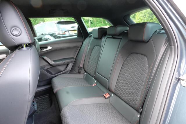Seat LEON Sportstourer 1.4 TSI eHybrid PHEV FR 205 PK | Afneembare trekhaak | Elektrische klep | Stuur - en stoelverwarming | Camera | CarPlay | Keyless entry | LED | LMV