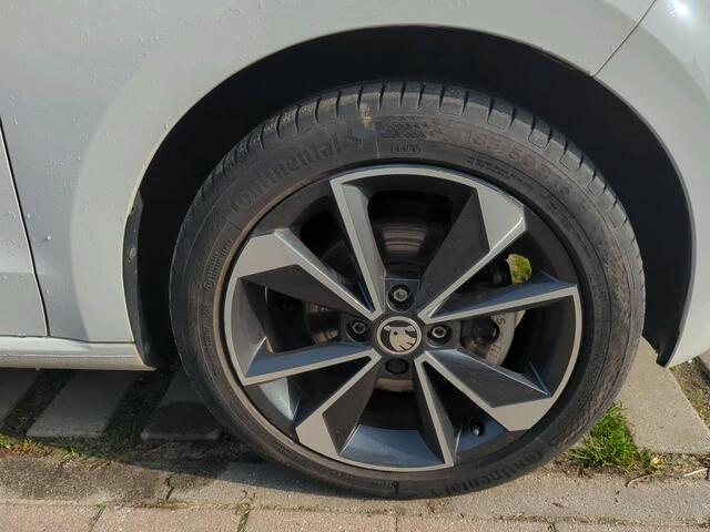 Skoda E-Citigo e-iV EV Style Comfort Parkeersensoren / Stoelverwarming / Airco(Clima) / 16"LM velgen / Bluetooth