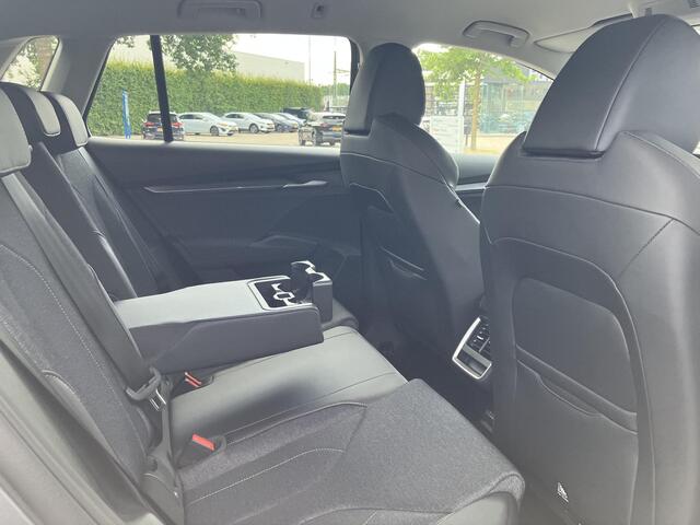 Skoda Elroq 60 Business Edition Tour 204 PK | Trekhaak | Business Upgrade Clever | 19" lichtmetalen velgen | Navigatie | ¤ 2.950 Tourvoordeel |