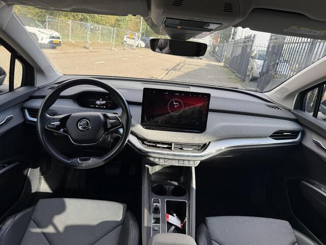 Skoda Enyaq iV 80 (204PK) ACCU 93%! BEREIK 537KM GARANTIE 4-2031 . NAVIGATIE . STUURWIEL VERWARMD . PARKEERSENSOREN VOOR & ACHTER .