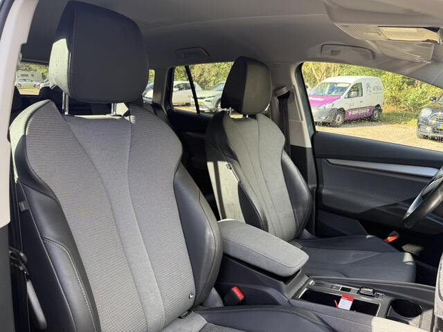 Skoda Enyaq iV 80 (204PK) ACCU 93%! BEREIK 537KM GARANTIE 4-2031 . NAVIGATIE . STUURWIEL VERWARMD . PARKEERSENSOREN VOOR & ACHTER .