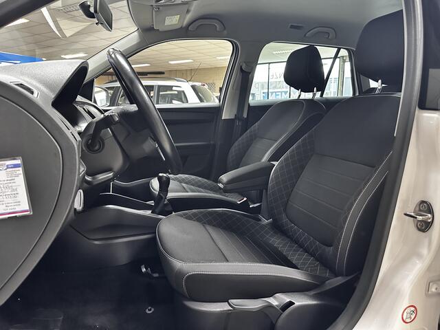 Skoda FABIA Combi 1.0 TSI Ambition /Trekhaak! /Apple + Android /DAB+! /Navi /Airco /Cruise /Elek. pakket /Bluetooth /Multi LEDER Stuur /Extra getint glas /PDC /LED Dagrijverl. /Mistlampen.