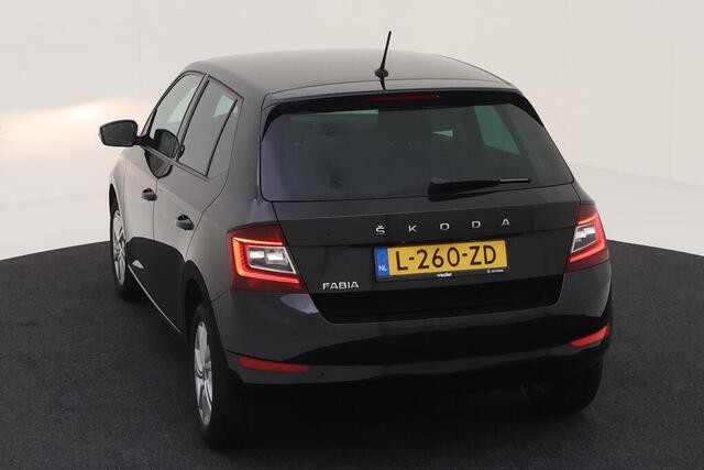 Skoda FABIA 1.0 TSI Ambition / PARK. SENSOREN/ GETINT GLAS/ 15" LMV