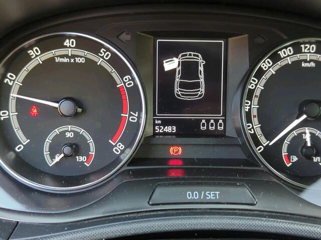 Skoda FABIA 1.0 TSI Ambition / PARK. SENSOREN/ GETINT GLAS/ 15" LMV