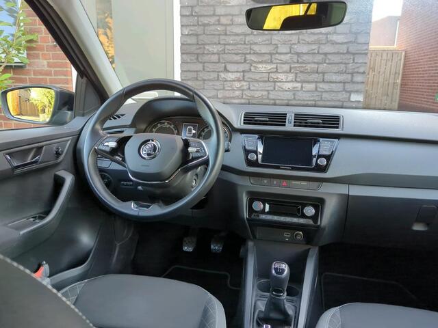 Skoda FABIA 1.0 TSI Ambition / PARK. SENSOREN/ GETINT GLAS/ 15" LMV