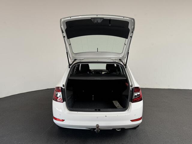 Skoda FABIA Combi 1.0 TSI DSG Business Edition Trekhaak Navigatie Apple Carplay/Android Auto Parkeersensoren achter Stoelverwarming Cruise Control Airco