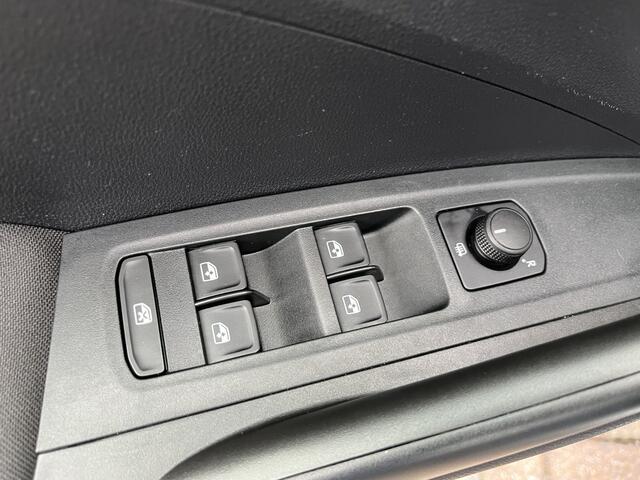 Skoda FABIA 1.0 TSI Selection / GARANTIE TM 10-2028/ LED/ CRUISE CONTROL/ DAB/ SMARTLINK/ BLUETOOTH/ PARK. SENSOREN A/ AIRCO/ LEDER MULTI. STUUR/ 15" LMV