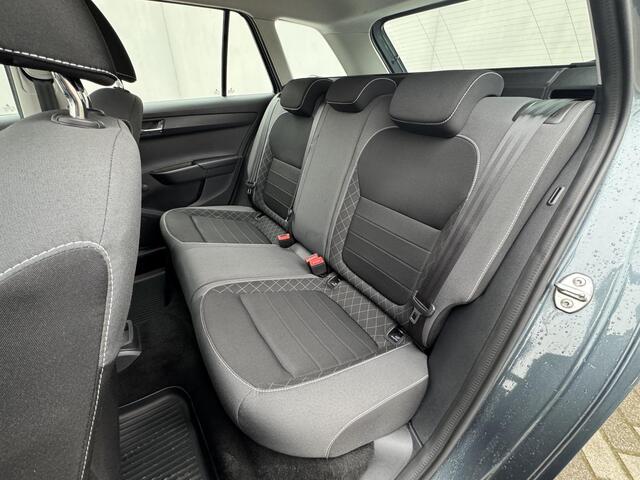 Skoda FABIA Combi 1.0 TSI Ambition / Lichtmetalen Velgen / Achteruitrijcamera met Parkeersensoren / Cruise Control / All Season banden / Trekhaak (1000 kg trekgewicht)/