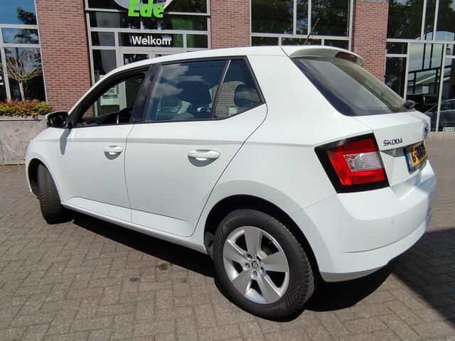 Skoda FABIA 1.0 Ambition Parkeersensoren - LMV - Apple Carplay/Android Auto - Airco - Cruise control