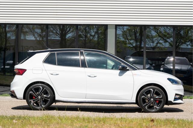 Skoda FABIA 130 Jaar Editie | 1.5 TSI 130kW / 180pk | DSG | 18 inch | Full LED | Camera | ACC | Side Assist | Stoel- Stuurverw.
