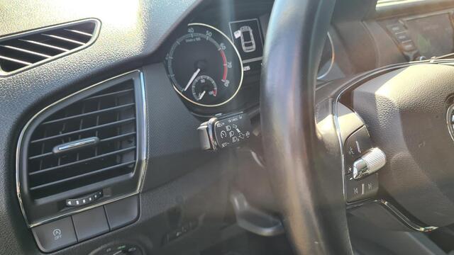 Skoda FABIA Combi 1.0 TSI Ambition | Nieuwe velgen en banden | Apple Carplay - Android Auto | DAB | Trekhaak | Dealeronderhouden | NAP | Unieke kleur
