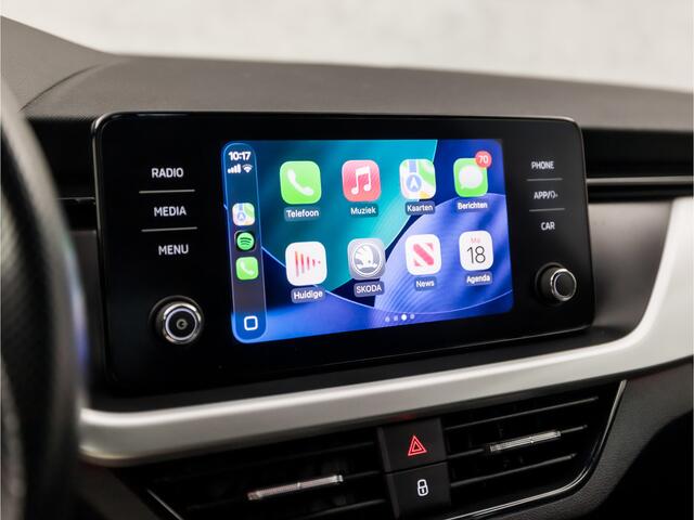 Skoda Kamiq 1.0 TSI Sport (APPLE CARPLAY, GROOT NAVI, CLIMATE, GETINT GLAS, ZWART HEMEL, SPORTSTOELEN, LED KOPLAMPEN, CRUISE, PARKEERSENSOREN, NIEUWSTAAT)
