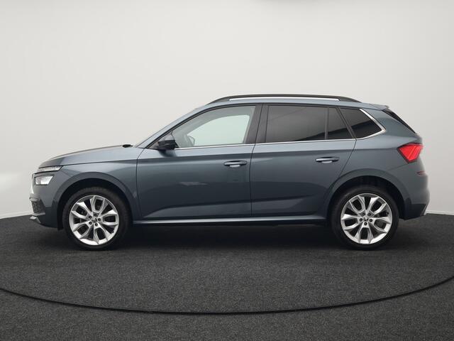 Skoda Kamiq 1.0 TSI Sport Business 110pk DSG | Panodak | RS Sportstoelen Verwarmd | Trekhaak Afn. | Chrystal LED | Camera | Apple Carplay | 18"L.M | Keyless | Virtual | LED |