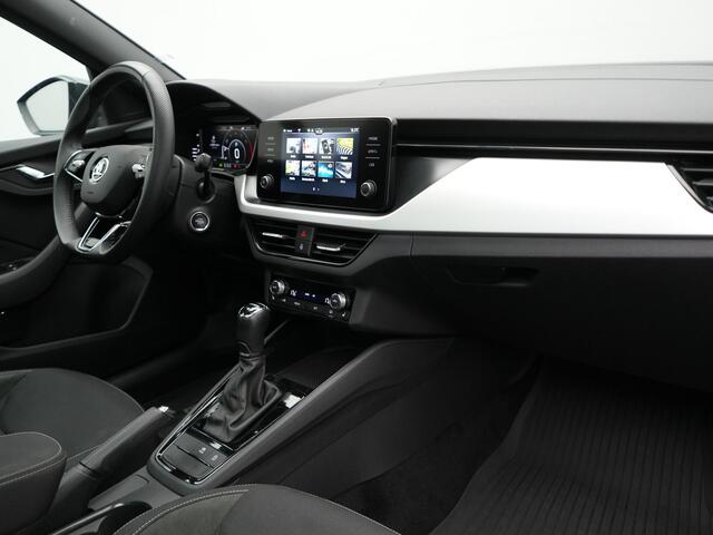 Skoda Kamiq 1.0 TSI Sport Business 110pk DSG | Panodak | RS Sportstoelen Verwarmd | Trekhaak Afn. | Chrystal LED | Camera | Apple Carplay | 18"L.M | Keyless | Virtual | LED |