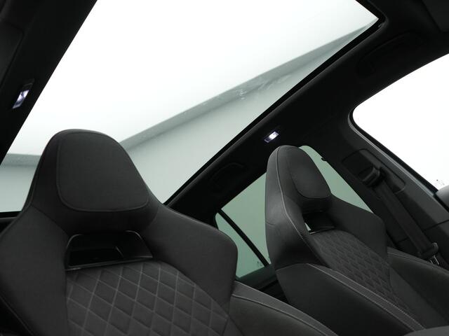 Skoda Kamiq 1.0 TSI Sport Business 110pk DSG | Panodak | RS Sportstoelen Verwarmd | Trekhaak Afn. | Chrystal LED | Camera | Apple Carplay | 18"L.M | Keyless | Virtual | LED |