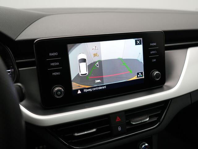 Skoda Kamiq 1.0 TSI Sport Business 110pk DSG | Panodak | RS Sportstoelen Verwarmd | Trekhaak Afn. | Chrystal LED | Camera | Apple Carplay | 18"L.M | Keyless | Virtual | LED |
