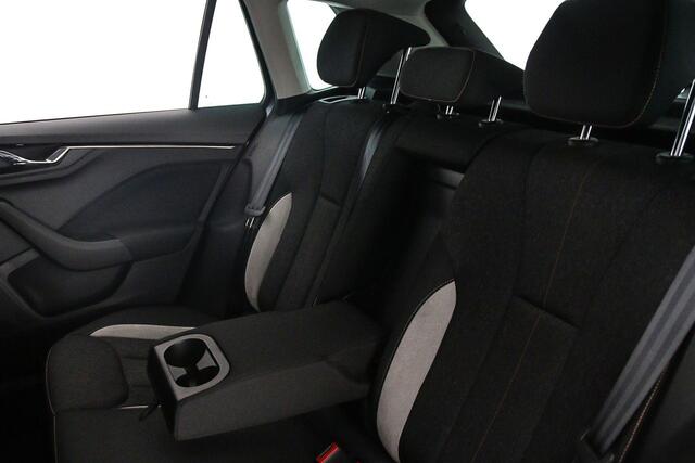 Skoda Kamiq Selection 1.0 TSI 115pk DSG Automaat Adaptive cruise control, Navigatie, Achteruitrijcamera, LED koplampen, Stoelverwarming, App connect, Parkeersensoren